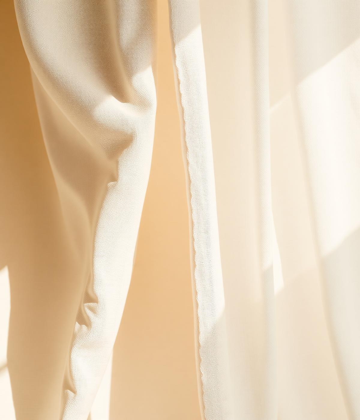 Détail textile en lin naturel, évoquant sobriété et qualité