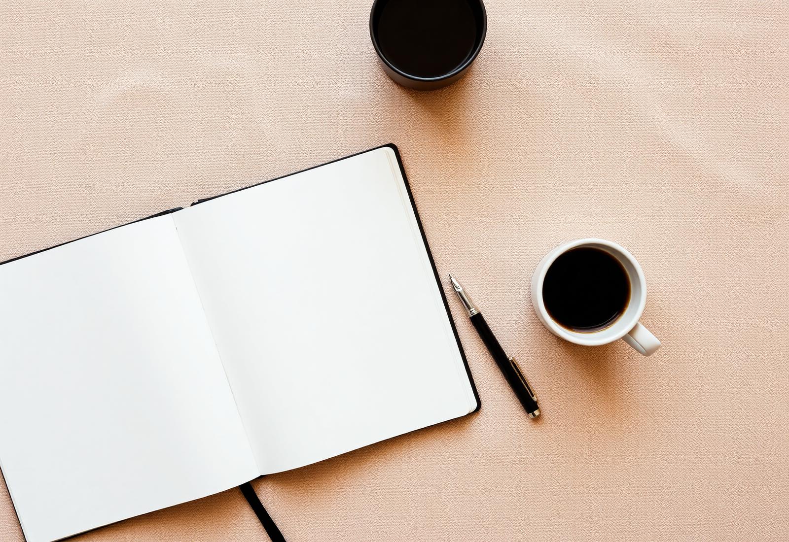 Carnet ouvert, stylo et café — méthode et attention aux détails